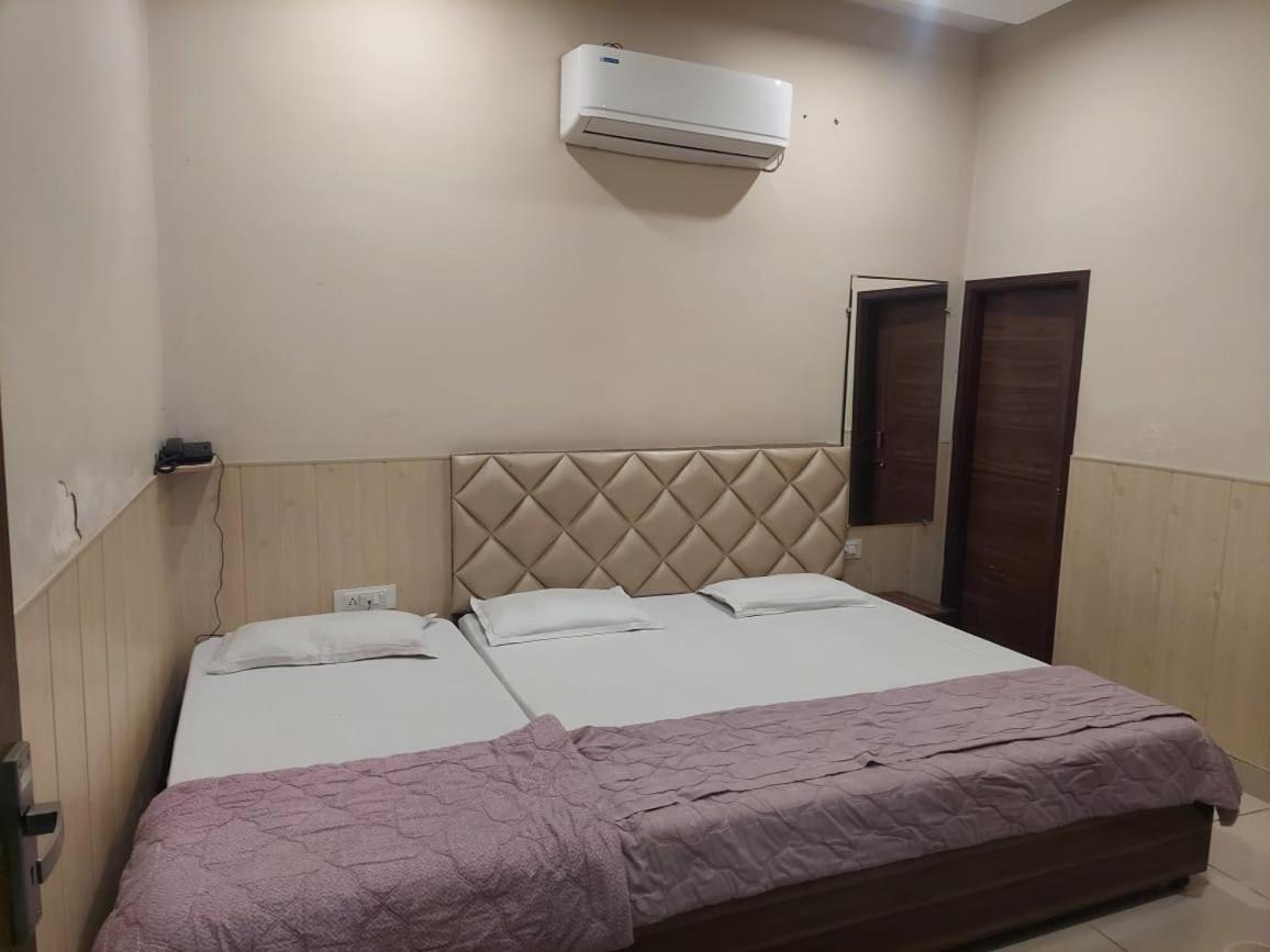 Rk Lodge Amritsar Værelse billede